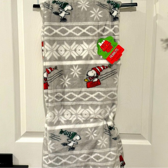 PEANUTS Snoopy Woodstock VelvetLoft Throw 50"x70” Sledding Ice Skating NEW - Picture 2 of 9